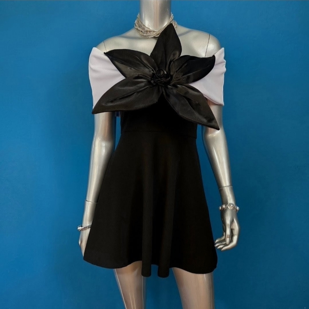 🆕️💜 ASOS DESIGN Mod Monochrome 3D Floral Structured Micro Mini Dress // (NWT)